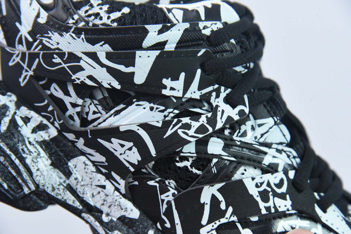 Ba*len*cia*ga track graffiti