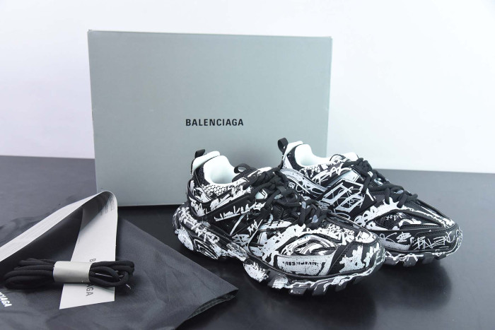 Ba*len*cia*ga track graffiti