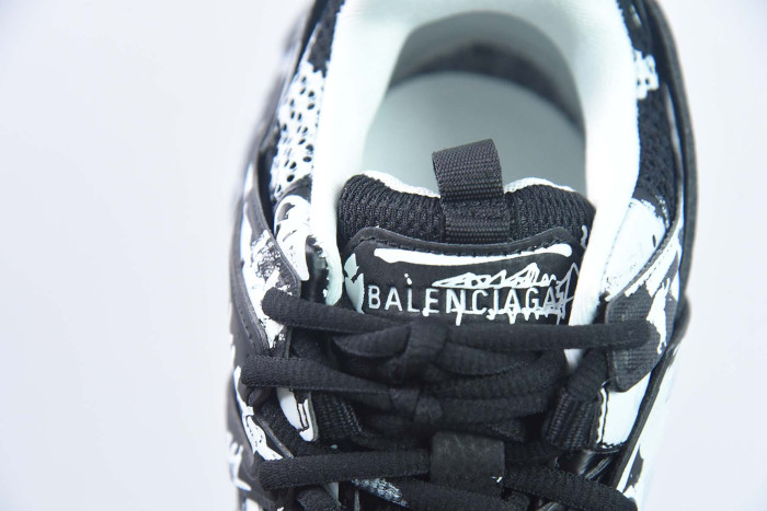 Ba*len*cia*ga track graffiti