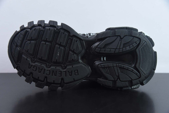 Ba*len*cia*ga track graffiti