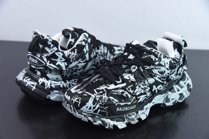 Ba*len*cia*ga track graffiti