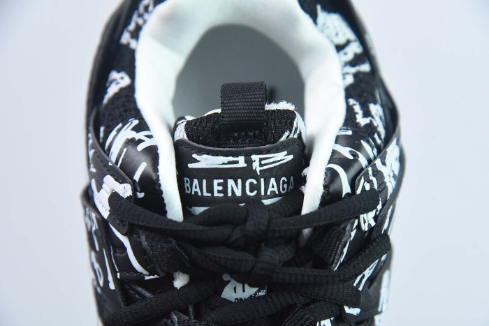 Ba*len*cia*ga track graffiti