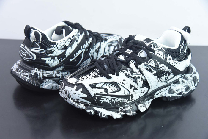 Ba*len*cia*ga track graffiti