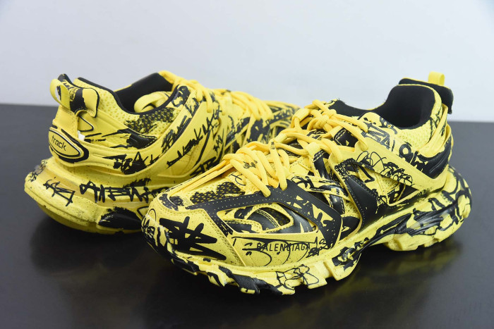 Ba*len*cia*ga track graffiti