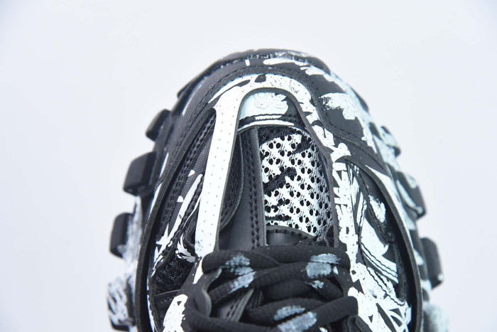 Ba*len*cia*ga track graffiti