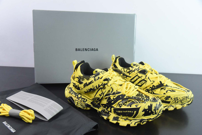 Ba*len*cia*ga track graffiti