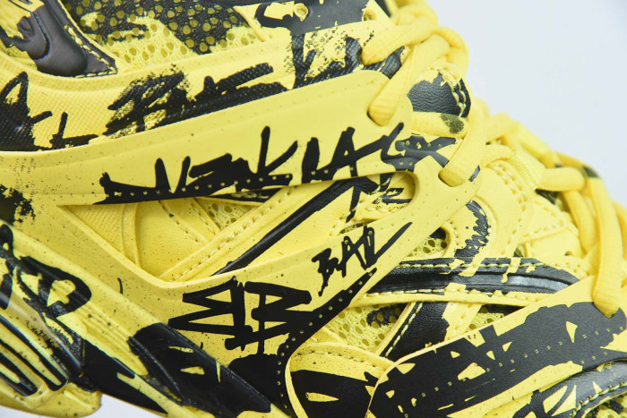 Ba*len*cia*ga track graffiti