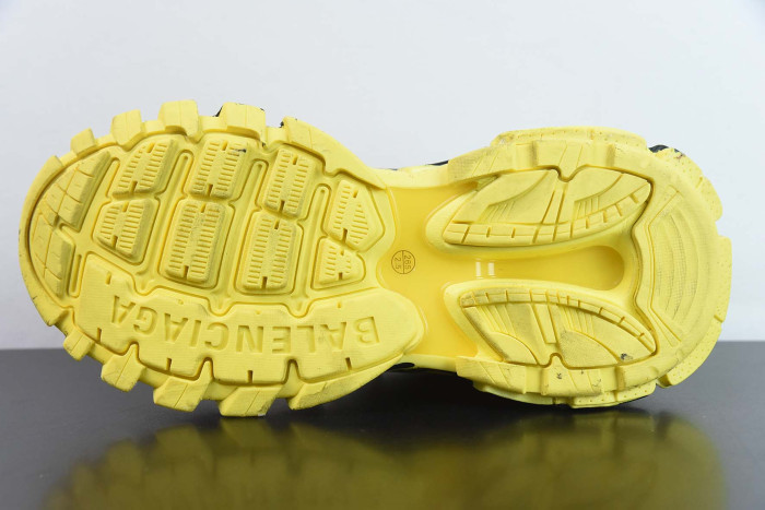 Ba*len*cia*ga track graffiti