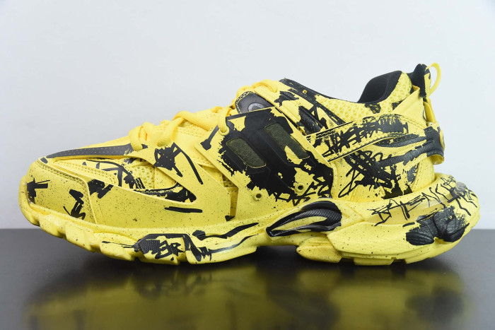 Ba*len*cia*ga track graffiti