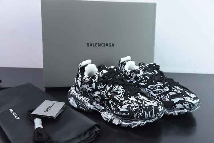 Ba*len*cia*ga track graffiti