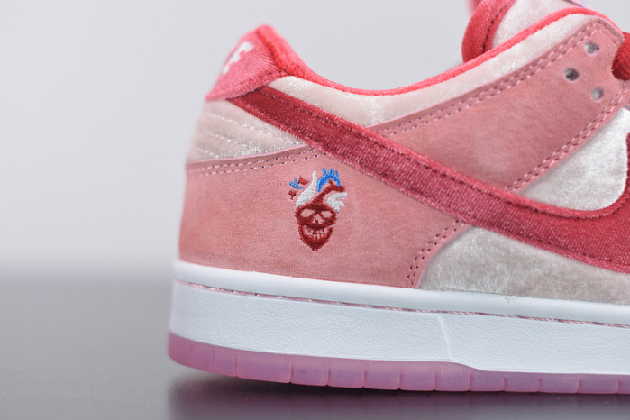nike sb dunk low strangelove skateboards ct2552-800