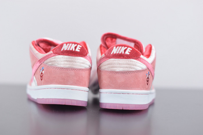 nike sb dunk low strangelove skateboards ct2552-800