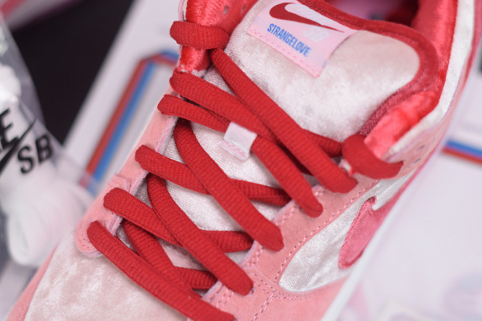 nike sb dunk low strangelove skateboards ct2552-800