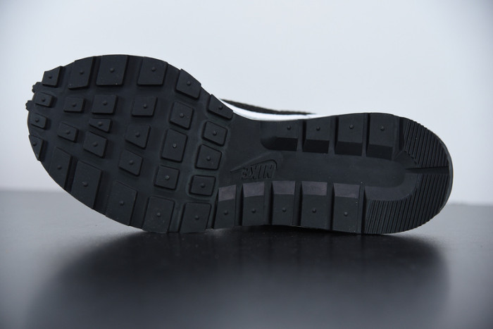 nike vaporwaffle sacai black white cv1363-001