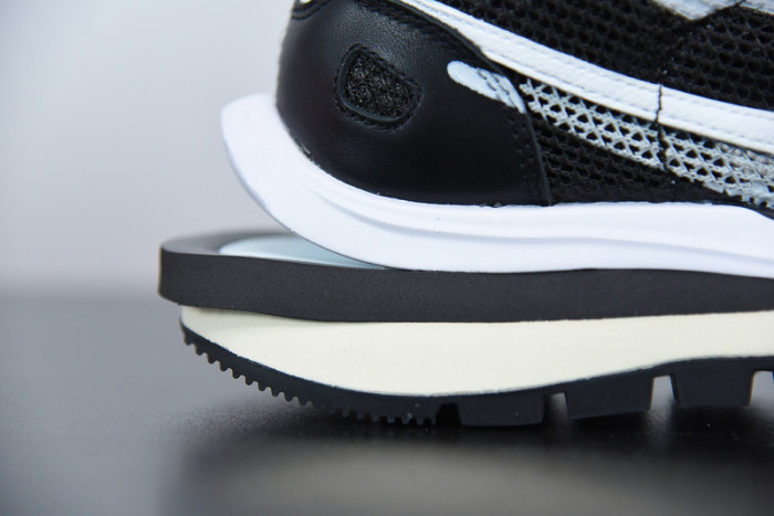 nike vaporwaffle sacai black white cv1363-001