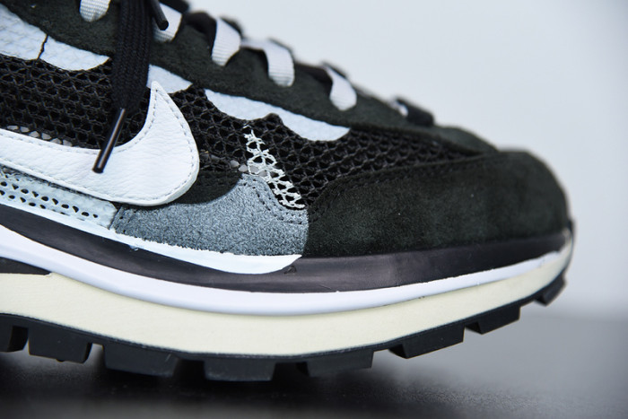 nike vaporwaffle sacai black white cv1363-001