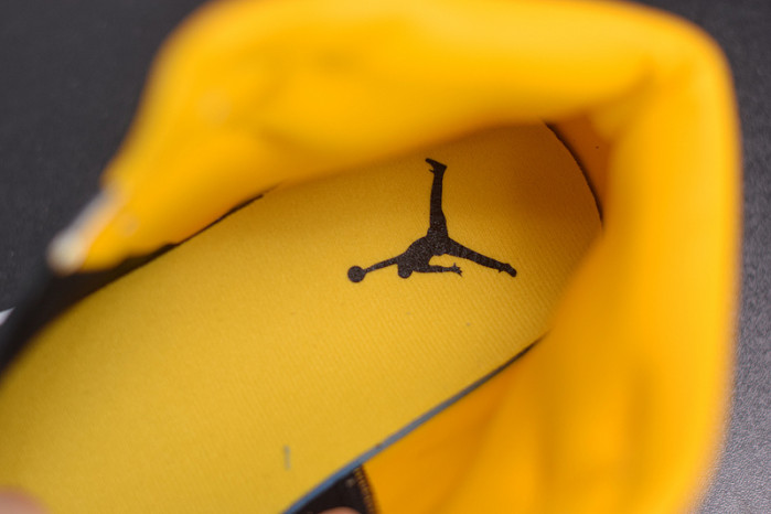 air jordan 1 mid black university gold ci9352-001