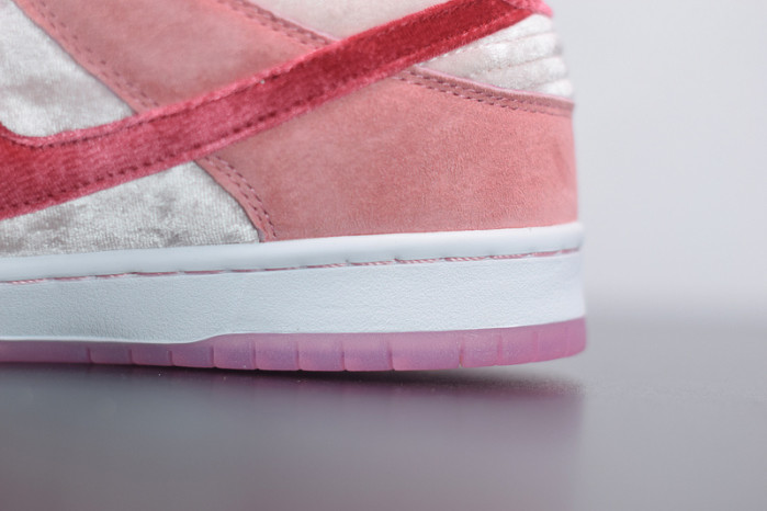 nike sb dunk low strangelove skateboards ct2552-800