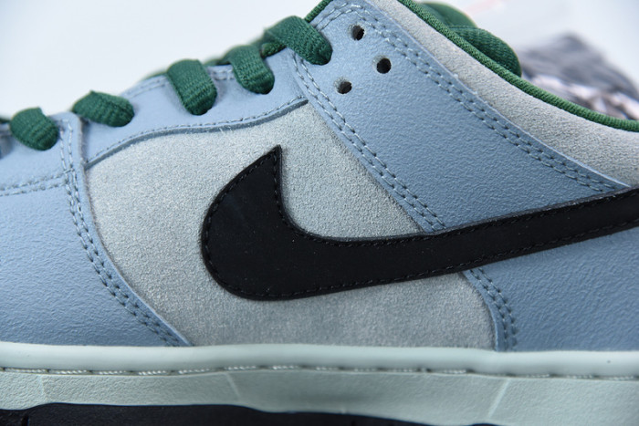 nike sb dunk low “maple leaf” 313170-021