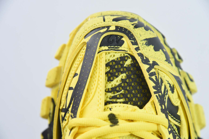 Ba*len*cia*ga track graffiti