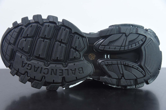 Ba*len*cia*ga track graffiti