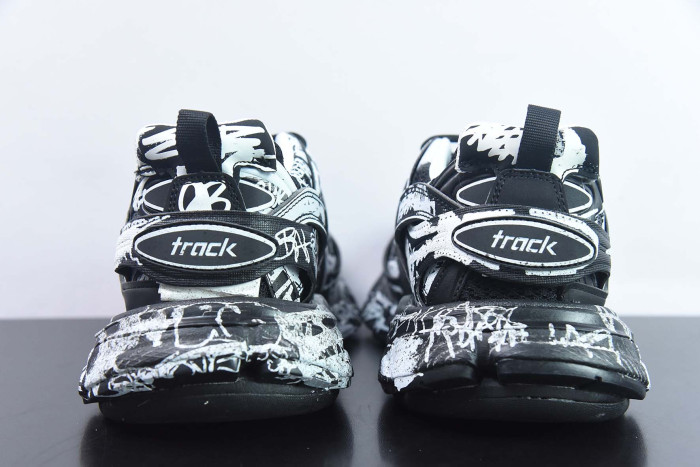 Ba*len*cia*ga track graffiti