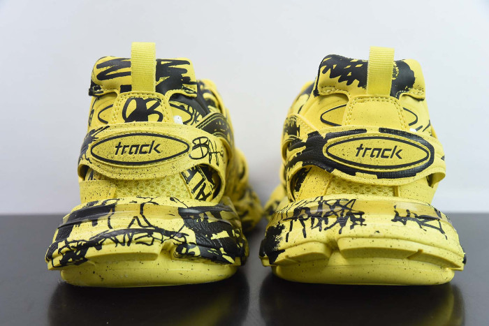 Ba*len*cia*ga track graffiti