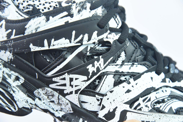 Ba*len*cia*ga track graffiti