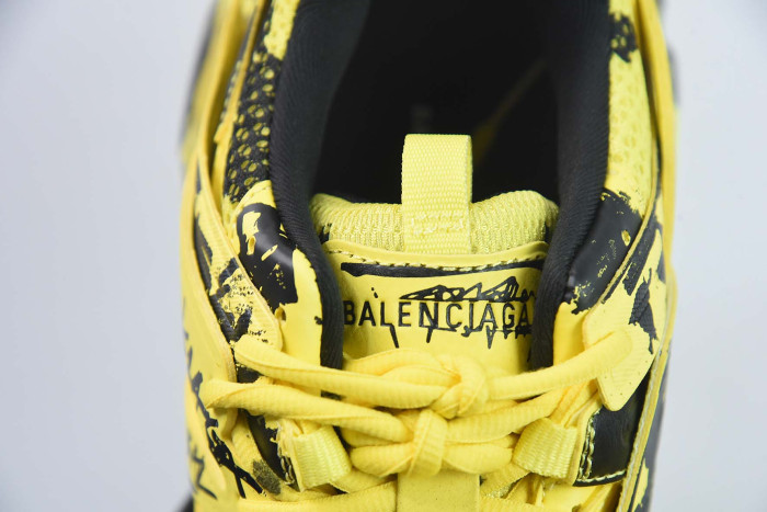 Ba*len*cia*ga track graffiti