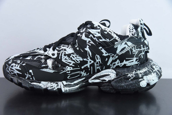 Ba*len*cia*ga track graffiti